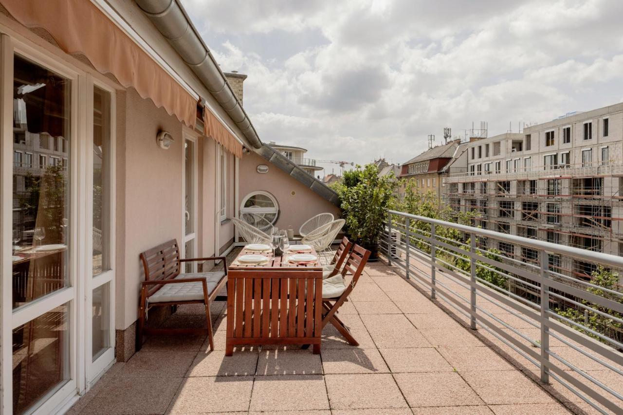 Bright And Spacious Penthouse W/ Terrace & Parking Будапешт