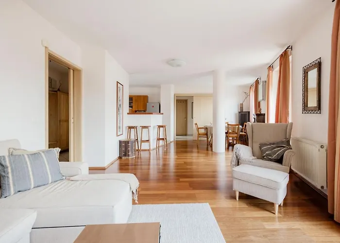 Bright And Spacious Penthouse W/ Terrace & Parking