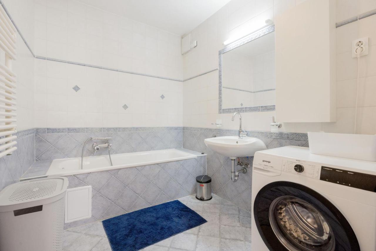 Apartmán Bright And Spacious Penthouse W/ Terrace & Parking